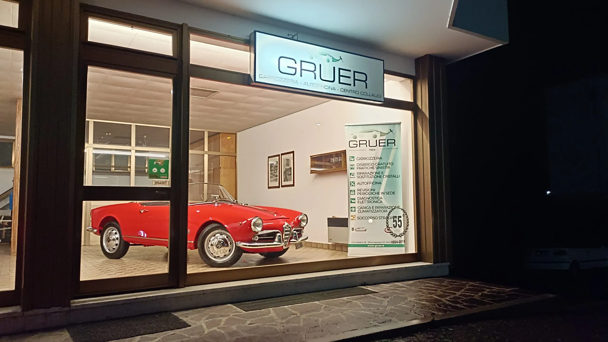 Interno della carrozzeria Gruer con area di lavoro per riparazioni auto